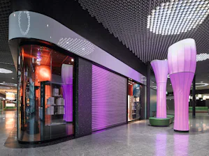 Grille à enroulement pour votre fermeture de magasin Afin de protéger les magasins et surfaces de vente dans les centres commerciaux ou aéroports de tout accès non autorisé, les grilles à enroulement sont utilisées pour fermer les magasins. Le...