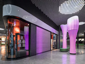 Rejas enrollables para el cerramiento de su tienda Para proteger de accesos no autorizados las tiendas y zonas de venta en centros comerciales o aeropuertos, las rejas enrollables se utilizan como cerramientos de las tiendas. El ShopRoller SR de...