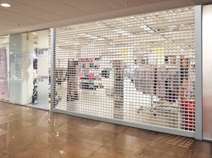Az alumínium és acél Hörmann redőnykapuk és redőnyrácsok... Az alumínium és acél Hörmann redőnykapuk és redőnyrácsok egyszerű szerkezetüknek és kevés alkatrészüknek köszönhetően különösen gazdaságosak.  Ezek a nyílászárók a mindennapi üzemelés során az évek...