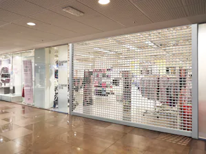Mrežna navojna vrata Hörmann so izdelana iz jeklenih ali... Mrežna navojna vrata Hörmann so izdelana iz jeklenih ali aluminijastih palic in so posebej primerna za uporabo v poslovnih in industrijskih objektih. Pogosto se uporabljajo v nakupovalnih središčih,...
