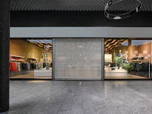 Mrežna navojna vrata Hörmann so izdelana iz jeklenih ali... Mrežna navojna vrata Hörmann so izdelana iz jeklenih ali aluminijastih palic in so posebej primerna za uporabo v poslovnih in industrijskih objektih. Pogosto se uporabljajo v nakupovalnih središčih,...