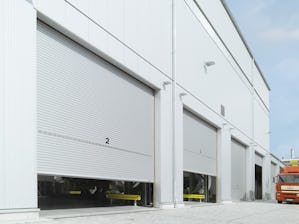 Grâce à leur construction simple faisant appel à un nombre... Grâce à leur construction simple faisant appel à un nombre réduit de composants, les rideaux à lames industriels Hörmann en aluminium et en acier sont très faciles à entretenir et donc rentables. En...
