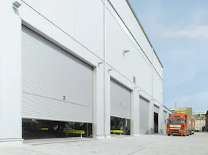 Industrijska navojna vrata Hörmann iz aluminija in jekla so... Industrijska navojna vrata Hörmann iz aluminija in jekla so zasnovana z mislijo na učinkovitost. Zaradi preproste konstrukcije z malo komponentami zahtevajo minimalno vzdrževanje, kar jih naredi...