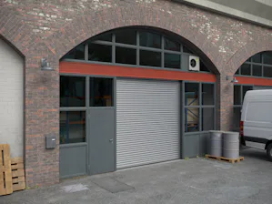 TD-rulleport fra Hörmann: En rimelig innstegsløsning som er spesielt interessant for små bedrifter eller lagerbygninger Rulleporten TD fra Hörmann er en spesielt prisgunstig og ukomplisert løsning for bruksområder med lave krav. Den brukes ofte til å lukke små butikker, næringslokaler eller lagerbygninger om natten....