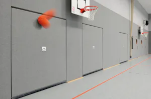 Sporthalpoorten vormen de scheiding tussen hal en...