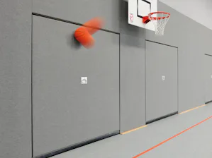 Sporthaldeuren vormen de scheiding tussen hal en... Sporthaldeuren vormen de scheiding tussen hal en toestelruimtes in sporthallen en multifunctionele hallen. De Hörmann sporthaldeur voldoet aan de ongevalpreventievoorschriften ''Scholen'' van de...