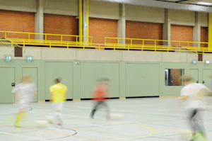 Sporthalpoorten vormen de scheiding tussen hal en...