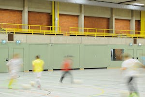 Las puertas de pabellones deportivos de Hörmann cumplen con... Las puertas de pabellones deportivos de Hörmann cumplen con las normas de prevención de accidentes específicas para centros escolares conforme al seguro contra accidentes GUV-V S1. La hoja está...