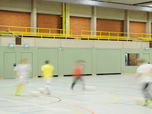 Les portes pour salle de sport servent de séparation entre... Les portes pour salle de sport servent de séparation entre la surface praticable et les locaux du matériel sportif dans des gymnases et salles polyvalentes. La porte pour salle de sport Hörmann...