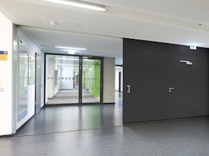 Le rideau FlexFire Hörmann est un rideau résistant au feu... Le rideau FlexFire Hörmann est un rideau résistant au feu textile destiné à la construction publique et au secteur industriel. Il permet de fermer de grandes ouvertures en l’espace de quelques...