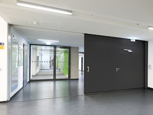 A Hörmann minden területre a tűzterhelésnek megfelelő,... A Hörmann minden területre a tűzterhelésnek megfelelő, megbízható, az üzemi és kockázati feltételeket kielégítő tolókapu-megoldásokat szállít, 1- és 2-szányú kivitelben.
A tűzgátló szerkezetek a DIN...