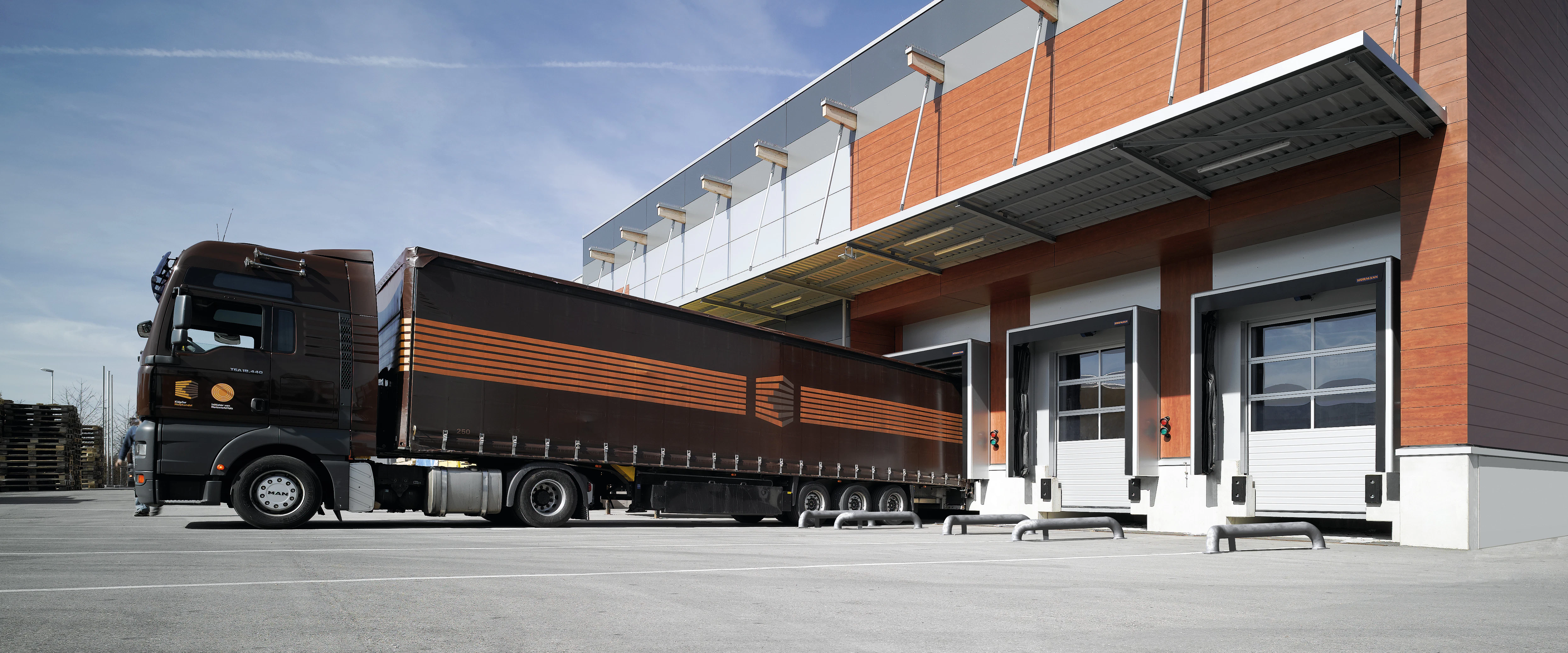 Equipment and safety systems for loading technology from Hörmann