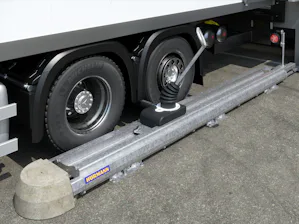 Manuelt hjulblokkeringssystem MWB2 MWB2 fra Hörmann er en robust og driftssikker løsning som effektivt forhindrer at lastebiler beveger seg utilsiktet under lasting og lossing. Den solide konstruksjonen er beskyttet med betongblokk mot...