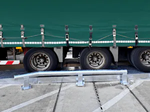 Was nicht passt, machen unsere Fahrzeugrampen passend: Sie... Der Lkw wird sicher geführt dank der Kombination der Rampe mit einer Einfahrhilfe aus Stahl.