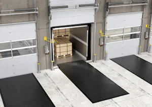 Ruimtebesparend en economisch: de HTLV 4 laadbrug met... Busje met pallet gebruikt HTLV 4 laadbrug voor docklevellers van Hörmann