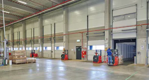 De perfecte oplossing voor elke locatie: met verschillende... Medewerker gebruikt hydraulische docklevellers van Hörmann