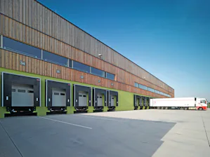 Rampele de egalizare permit transferarea rapidă și sigură a... Autocamionul andochează în siguranță la locul de încărcare
