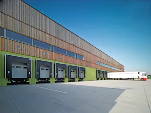 Docklevellers maken een snelle en veilige overdracht van... Voorzetsluizen van Hörmann in logistiek pand