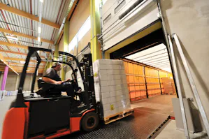 Docklevellers maken een snelle en veilige overdracht van... Heftruck rijdt over dockleveller van Hörmann