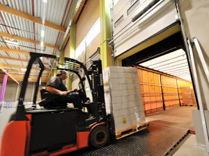 Rampele de egalizare permit transferarea rapidă și sigură a... Încărcare rapidă și eficientă a unui autocamion cu ajutorul unui stivuitor cu furcă