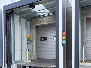 Lösungen für temperierte Hallen und hohe Energieeffizienz:... DOBO-System in der Vorsatzschleuse