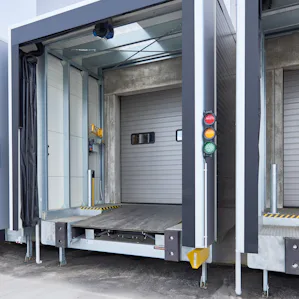 DOBO-system DOBO står for "docking before opening", og er et gjennomtenkt komplettsystem fra Hörmann som gir spesielt energieffektiv lasting. Med DOBO-systemet kobles lastebilen til lastepunktene med lukkede...