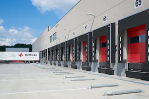 De perfecte oplossing voor elke locatie: met verschillende... Hydraulische docklevellers van Hörmann in logistiek pand
