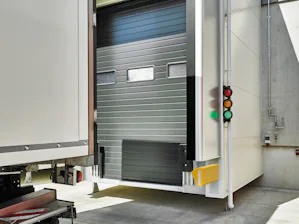 Å kjøre en semitrailer på over 18 meter nøyaktig inn til en... Å kjøre en semitrailer på over 18 meter nøyaktig inn til en lasterampe er en krevende oppgave. Små feil kan føre til store skader på bygget. Med innkjøringsstøttesystemer fra Hörmann får du effektiv...