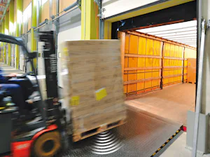 1. Řešení pro temperované haly a maximální energetickou... Pohyby zboží se jednoduše zaznamenávají pomocí RFID při přejezdu přes nakládací můstek.