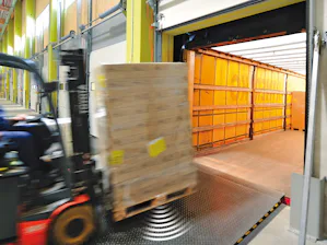 Lösungen für temperierte Hallen und hohe Energieeffizienz:... Per RFID werden Warenbewegungen einfach beim Überfahren der Ladebrücke erfasst.