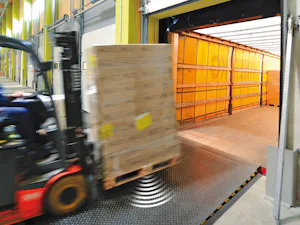 Met de toenemende eisen aan een geautomatiseerde... Heftruck met pallet voor op gebruikt RFID-technologie voor docklevellers van Hörmann