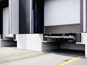 Lösungen für temperierte Hallen und hohe Energieeffizienz:... Ladebrücke HTL2 ISO mit Standardtor