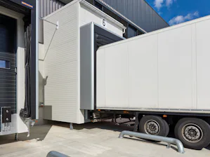 Opblaasbare dockshelters zijn altijd een goede keuze wanneer... Vrachtwagen sluit naadloos aan op dockshelters van Hörmann