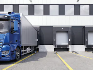 Hörmann flappen dockshelters bestaan uit robuuste Top- en... Vrachtwagen wacht tot hij zich vol laadt aan een Dockshelter van Hörmann