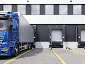 Oplossingen voor bijzonder hoge flexibiliteit Vrachtwagen dockt aan bij dockshelters van Hörmann