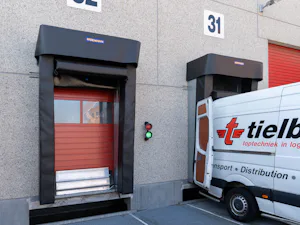Solutions pour une très grande flexibilité : le sas... Le sas d’étanchéité à bourrelets BBS2 a été spécialement conçu pour des petits véhicules de transport.