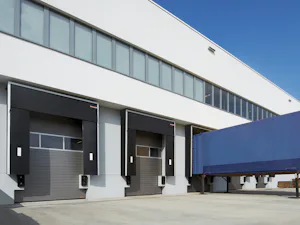 Lösungen für besonders hohe Flexibilität: Die gestängefreie... Planen-Torabdichtungen DSL