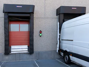 Kussendockshelters zijn een goede keuze wanneer voertuigen... Bestelbus sluit naadloos aan op kussendockshelters van Hörmann