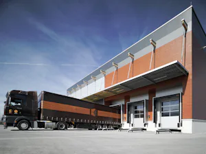 Od bedny jablek až po high-tech produkty – na nakládacích... Nákladní vozidlo před těsnicím límcem vrat