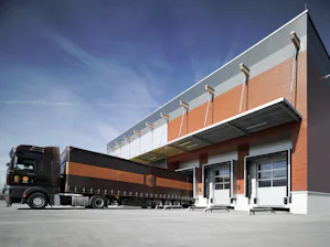 De la lăzi de mere până la produse de înaltă tehnologie:... Autocamion în fața unui burduf de etanșare a ușii