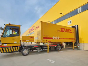 Plachtový těsnicí límec vrat Dodávka DHL před těsnicím límcem vrat