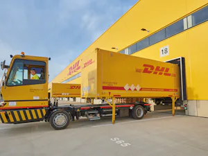 Hörmann flappen dockshelters bestaan uit robuuste Top- en... DHL vrachtwagen laadt zich aan Dockshelters van Hörmann