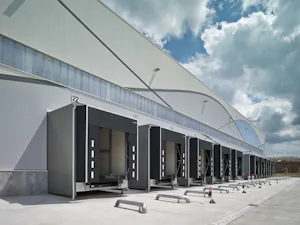Een voorzetsluis, ook wel laadhuis of loadhouse genoemd –... Voorzetsluizen van Hörmann in logistiek pand