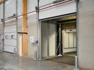 Enkelwandige uitvoering: LHC 2 Binnenaanzicht met geopende deur met voorzetsluizen van Hörmann