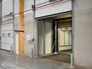 Loading house with DOBO system: The Hörmann DOBO system... Loading tunnel LHC2 from inside the hall.