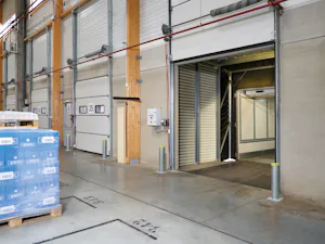 Uisolert utførelse: LHC 2 Solid stålrammekonstruksjonKledd med enkelvegget bølgeblikkTak- og sidekonstruksjon tilpasset lasteramper HRS/HRT og lastebroer i kombinasjon med podester PS 2/PT 2Inkludert...