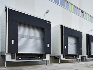 Verstelbare steunpoten: optimale aanpassing aan het... Voorzetsluizen van Hörmann in wit industrieel pand