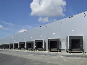 Energie-efficiëntie: omdat de voorzetsluis voor de hal is... Buitenaanzicht voorzetsluizen van Hörmann in grijs pand