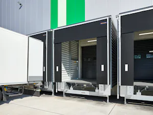 Enkelwandige uitvoering: LHC 2 Vrachtwagen bezig met laden bij voorzetsluizen van Hörmann
