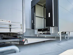 Justerbare podestføtter: Gir optimal tilpasning til hallnivå... Justerbare podestføtter: Gir optimal tilpasning til hallnivå og kompenserer for eventuell senere setning i byggetEffektiv drenering: Kan leveres med takrenne og avløpsrørVærtetting: Enkel montering,...